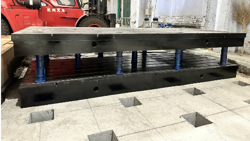 哈爾濱電機(jī)廠，應(yīng)用我公司高強(qiáng)無(wú)收縮灌漿料，對(duì)水輪機(jī)室廠房實(shí)驗(yàn)室基礎(chǔ)平臺(tái)，進(jìn)行地腳螺栓錨固